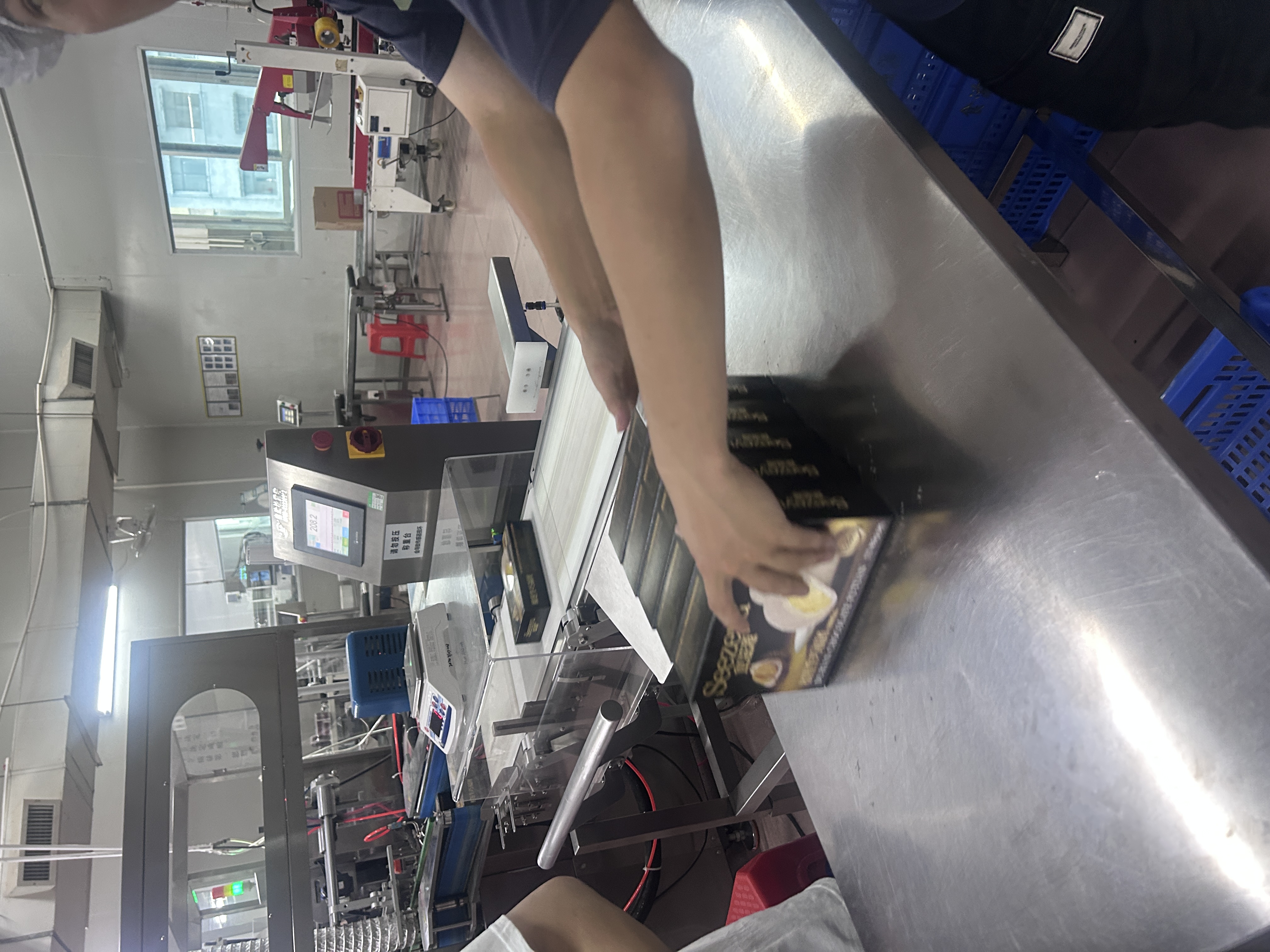 連新食品金屬檢測、食品自動重量識別機(jī)客戶使用現(xiàn)場